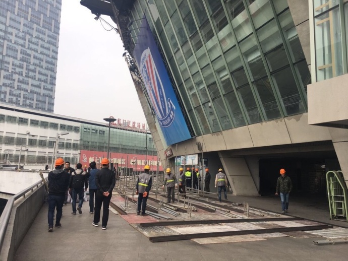 拜仁官方在公告中表示：“当晚的检查结果显示，格纳布里左侧内收肌区域肌腱受伤，他会缺席接下来一段时间的比赛。